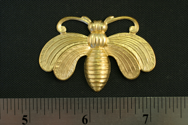 1pc VINTAGE NATURAL RAW BRASS VICTORIAN ART NOUVEAU MOTH INSECT PENDANT JEWELRY FINDING LOT N45-1
